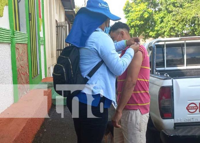 Vacunación casa a en casa en barrios de Managua