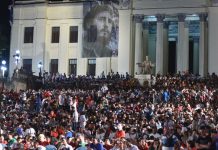 Cientos de cubanos se unen para realizar velada en homenaje a Fidel Castro