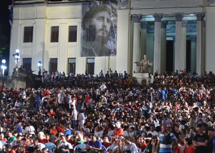 Cientos de cubanos se unen para realizar velada en homenaje a Fidel Castro