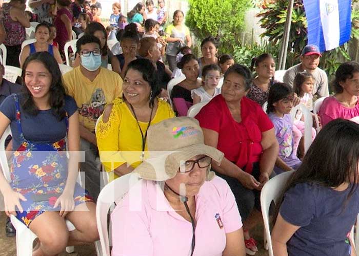 Entrega de una nueva vivienda a una familia de Managua