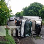 Vuelco de camión en la Carretera Nueva a León dejó con obstáculo la vía