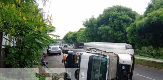 Vuelco de camión en la Carretera Nueva a León dejó con obstáculo la vía