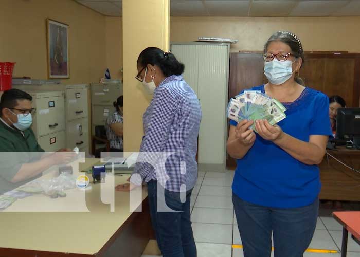 Trabajadores de instituciones públicas de Nicaragua reciben pago adelantado