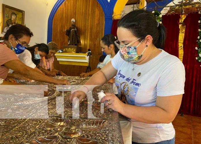 Católicos participan de la tradicional lavada de la plata en El Viejo, Chinandega