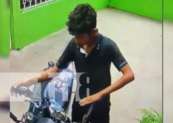 Ladrón hace de las suyas al robar retrovisores de una moto en Villa Flor Sur, Managua