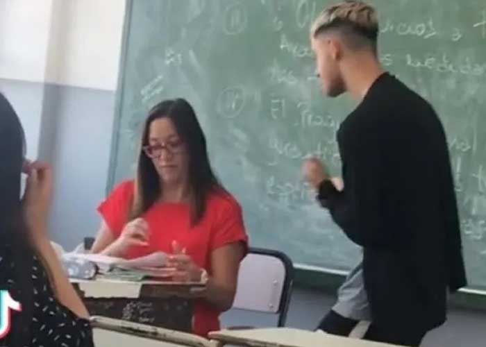 Alumno es viral por bailarle a su maestra para que no lo repruebe