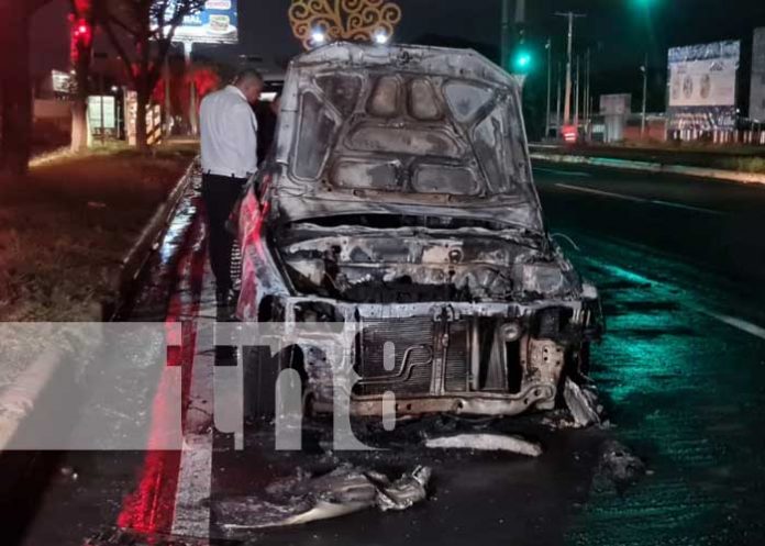 Foto: Taxi se convierte en chatarra tras incendiarse en las cercanías del Dancing, en Managua / TN8