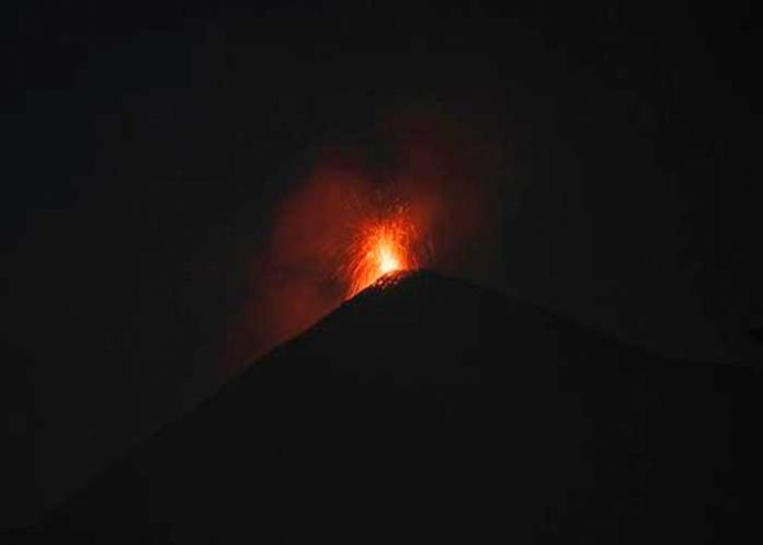Alerta en Guatemala por explosiones del volcán de Fuego (Video)