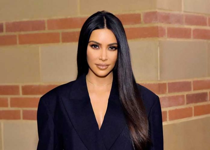 Kim Kardashian cautiva a sus fieles seguidores desde la playa