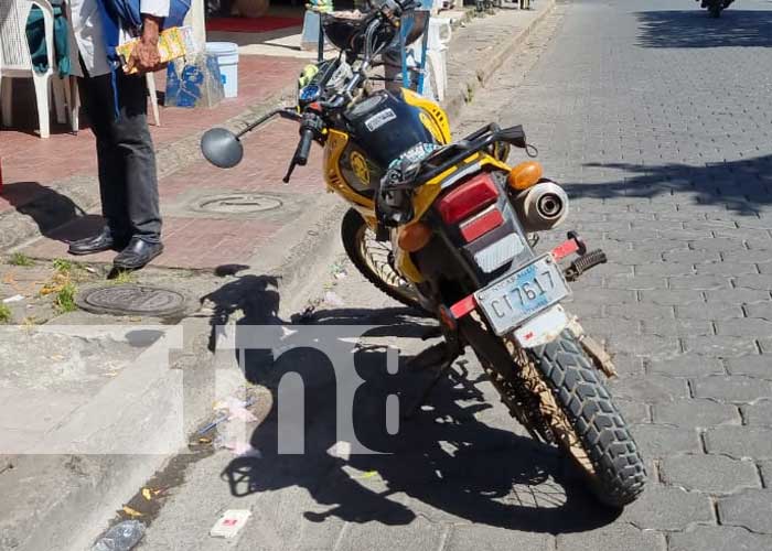 Foto: Peatón cruza de manera imprudente y es arrollado por motocicleta en Juigalpa / TN8
