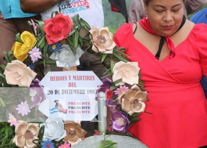 Depositan ofrenda floral a héroes del 20 de diciembre en Triángulo Minero