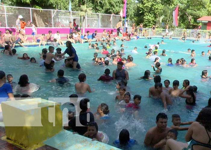 Las familias se recrean al disfrutar de las ricas piscinas de Xilonem