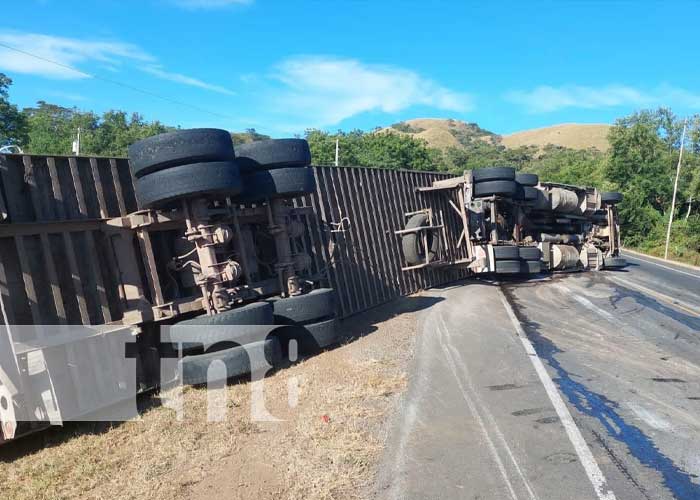 Foto: Vuelco de camión deja cuantiosos daños materiales en Chinandega / TN8