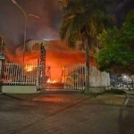 Manifestantes incendian edificios públicos en Bolivia