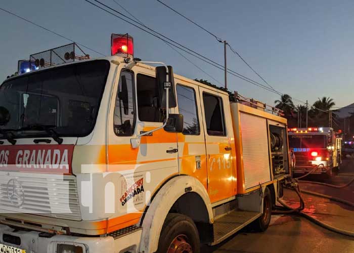 Foto: Incendio deja a ciudadano sin carro y sin casa en Granada / TN8