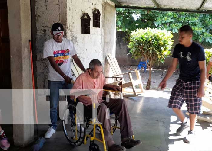 Discapacitados de Nandaime reciben sillas de rueda como regalo de navidad