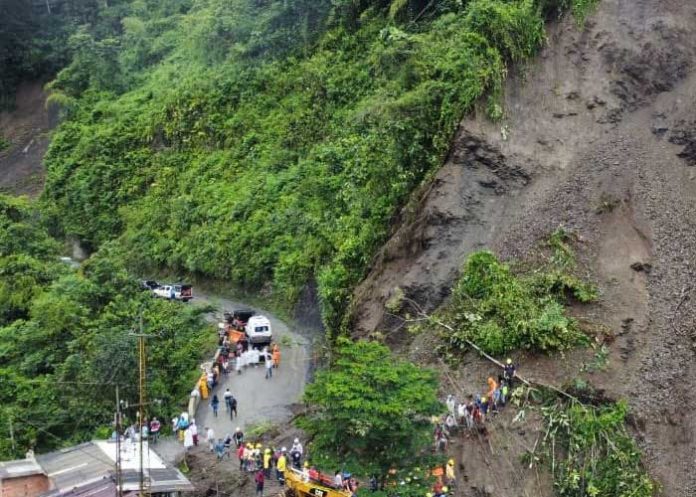 Ascienden a 34 los muertos tras deslizamiento de tierra que sepultó un bus en Colombia