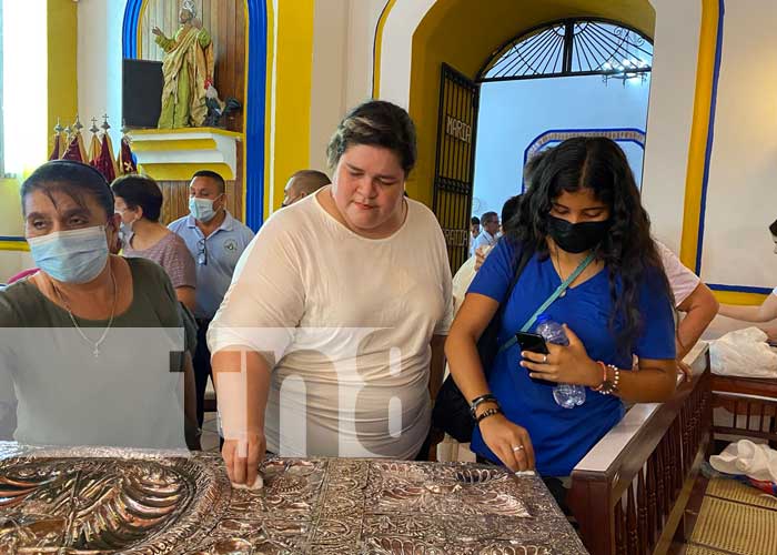 Católicos participan de la tradicional lavada de la plata en El Viejo, Chinandega