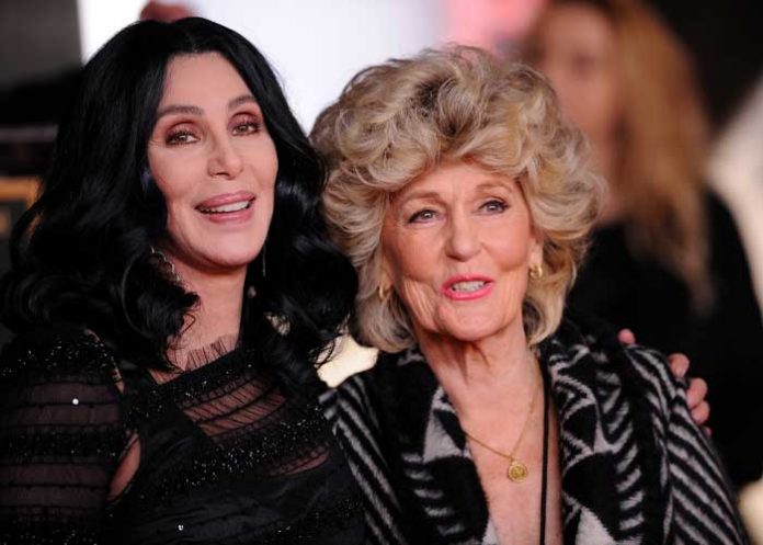 Cher confirma a través de Twitter el fallecimiento de su madre