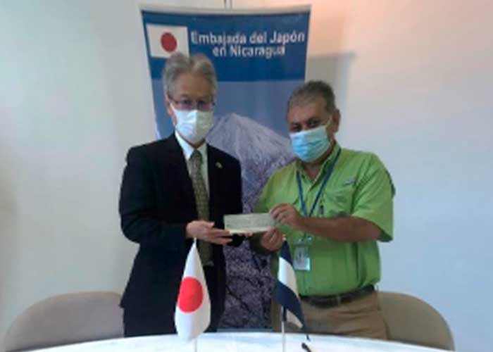 Cooperación japonesa dona fondos para dotar de camiones de basura a tres municipios del país
