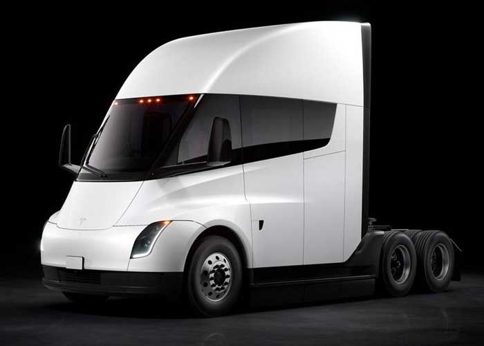 Tesla: Elon Musk vende su primer camión electrónico