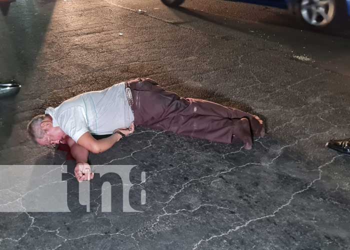 Anciano delicado después de ser arrollado por camioneta en Managua
