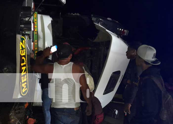 Foto: Bus de transporte colectivo se da vuelta con 65 pasajeros en Matiguás / TN8