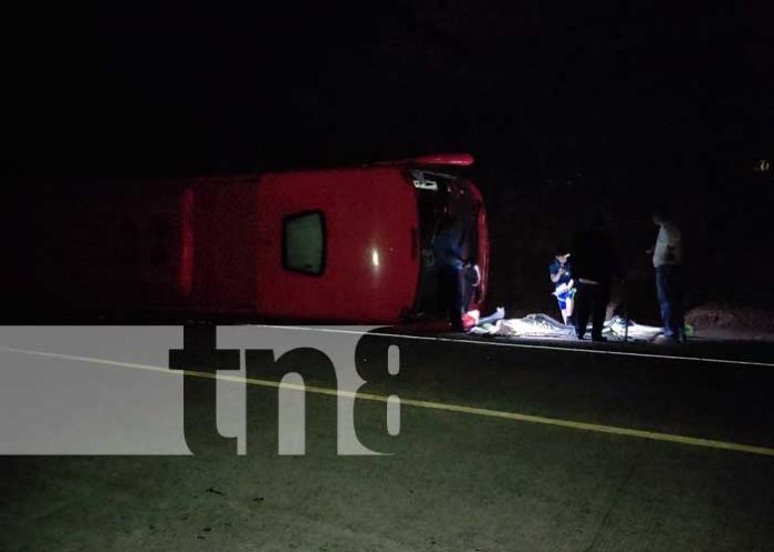 Un bus con ruta El Salvador-Managua sufre un accidente