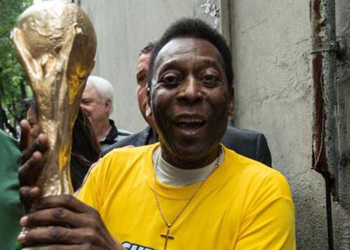 Una navidad desde el hospital: Familia de Pelé acompaña al astro del futbol