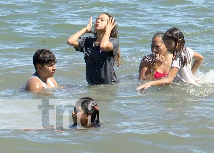 Familias nicaragüenses se recrean sanamente en La laguna de Xiloá