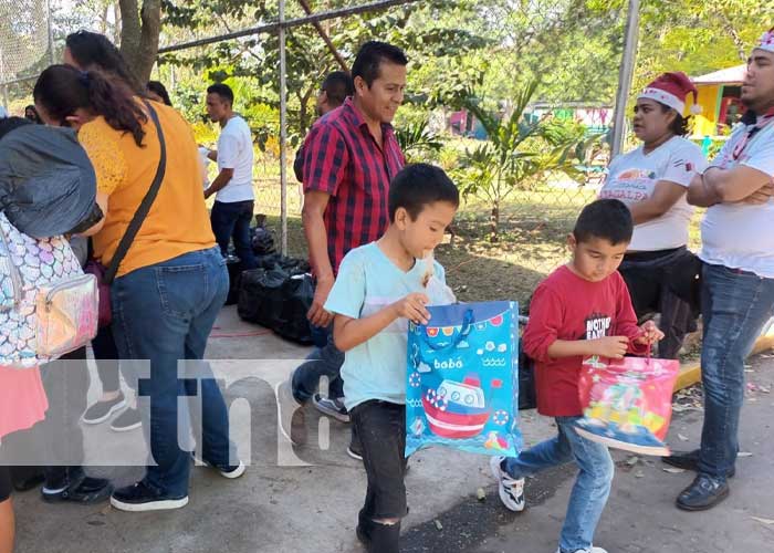 En barrios y comunidades los niños de Matagalpa celebran la navidad