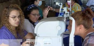 Ciudadanos asisten a jornada oftalmológica en mercado “El Mayoreo”