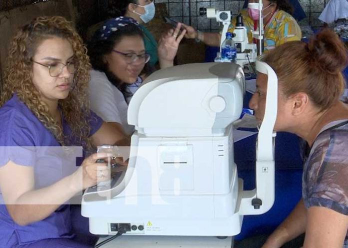 Ciudadanos asisten a jornada oftalmológica en mercado “El Mayoreo”