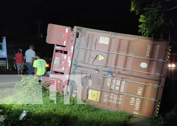 Foto: Furgón que transportaba algodón termina volcado en la intersección a la Cuesta El Plomo / TN8