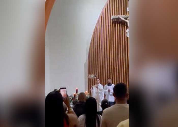 En video quedó captado como el niño Dios bajó del cielo en una iglesia