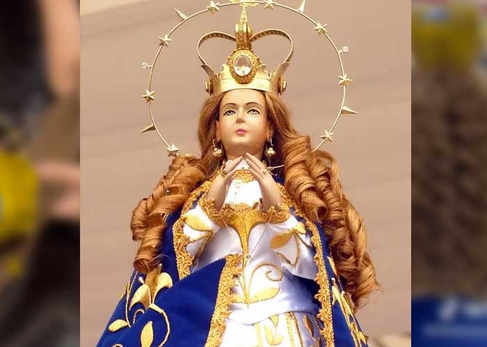 ¡Insólito! Mujer lava y arregla el cabello de su virgen para que se vea “radiante”