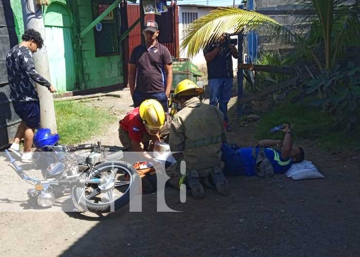 Ciudadano sufre al quedar con su pie atrapado en los rayos de su moto en Managua