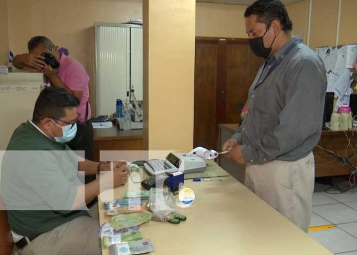 Trabajadores de instituciones públicas de Nicaragua reciben pago adelantado