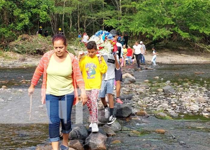 Fieles católicos participan en la purísima acuática en el Cañón de Somoto