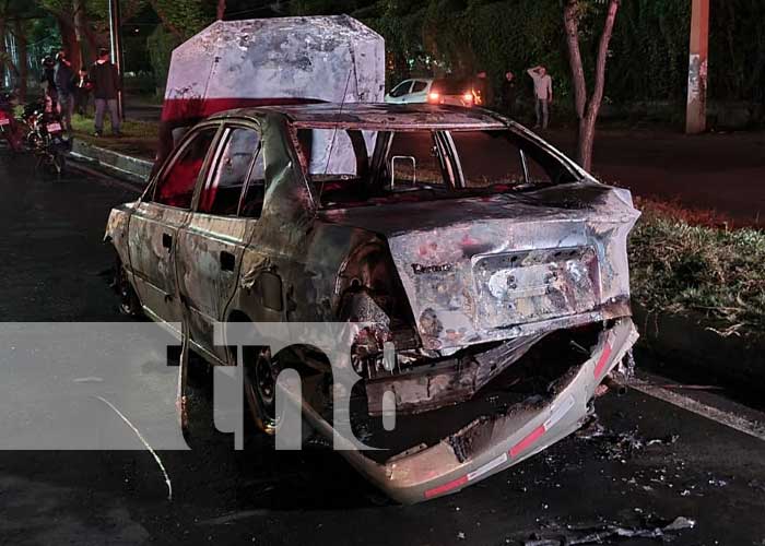 Foto: Taxi se convierte en chatarra tras incendiarse en las cercanías del Dancing, en Managua / TN8