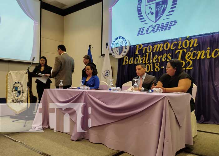 Nuevos bachilleres del ILCOMP, Managua contentos al cumplir sus metas