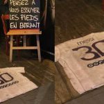 "Límpiate los pies" Bar de Francia usa la camiseta de Messi como alfombra