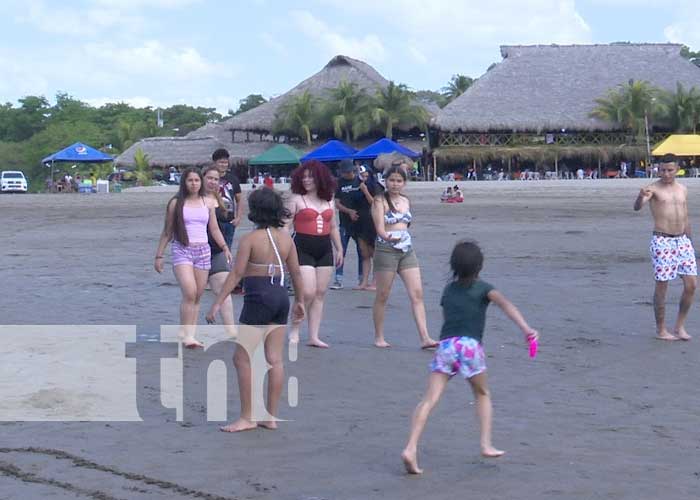 Familias se desbordan por balnearios del pacífico de Nicaragua