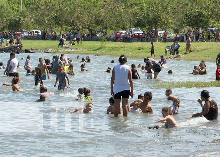 Familias nicaragüenses se recrean sanamente en La laguna de Xiloá