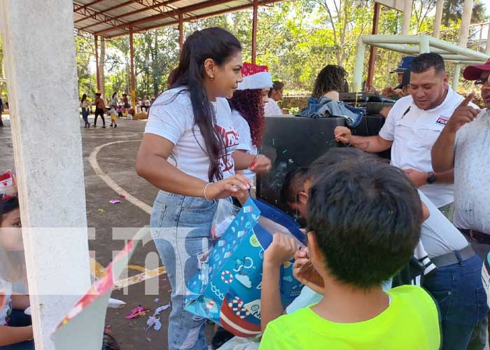 En barrios y comunidades los niños de Matagalpa celebran la navidad