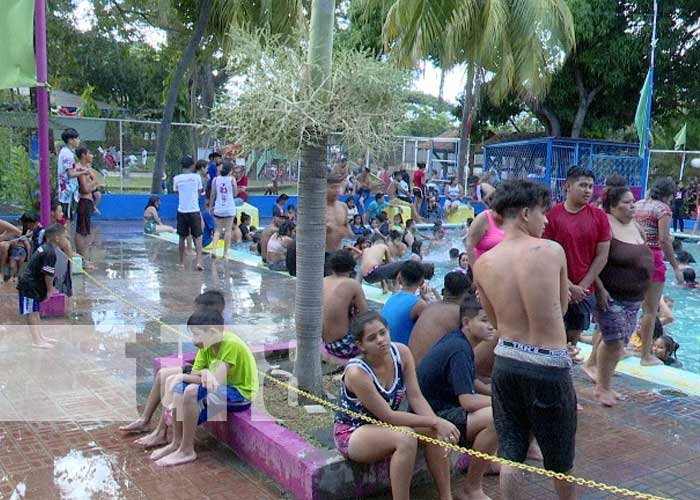Las familias se recrean al disfrutar de las ricas piscinas de Xilonem