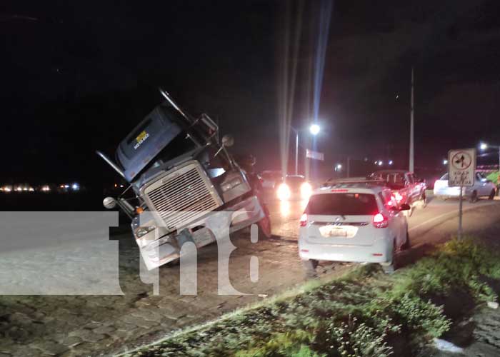 Foto: Furgón que transportaba algodón termina volcado en la intersección a la Cuesta El Plomo / TN8