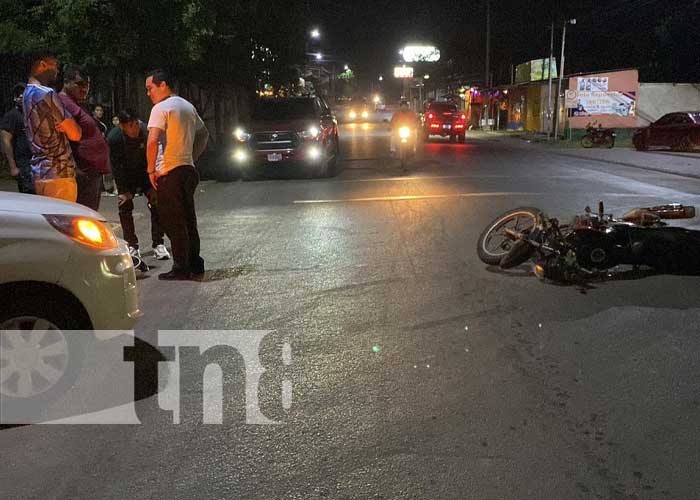 Motociclista y acompañante con bebé en brazos lesionados por accidente en Juigalpa
