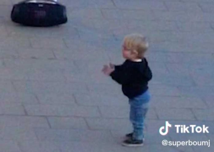 Niño enloquece en un parque con sus pasos de baile