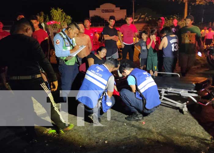 Foto: Carro colisiona a caponero y resultan tres personas gravemente lesionadas en Managua / TN8